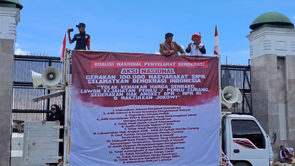 Pedemo Desak Hak Angket & Pemakzulan Jokowi Padati Gedung DPR