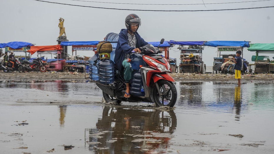 Tanggul Belum Selesai, Teguh Cari Solusi Banjir Rob Muara Angke Tanggul Belum Selesai, Teguh Cari Solusi Banjir Rob Muara Angke