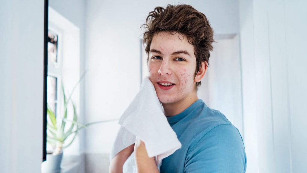 16 Rekomendasi Sabun Muka untuk Pria Berjerawat dan Berminyak
