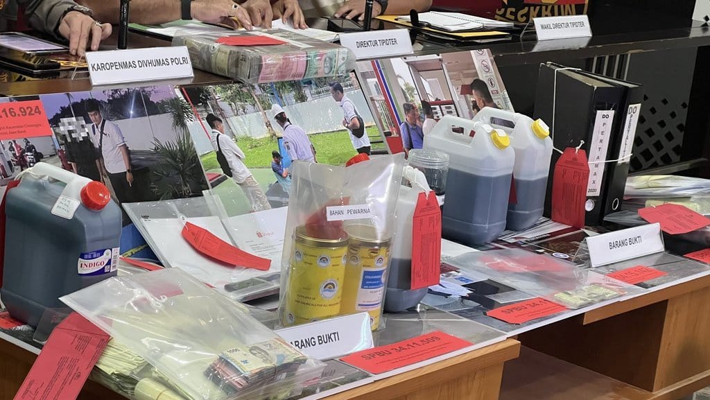 Bareskrim Bongkar Kecurangan 4 SPBU Palsukan Pertamax Bareskrim Bongkar Kecurangan 4 SPBU Palsukan Pertamax