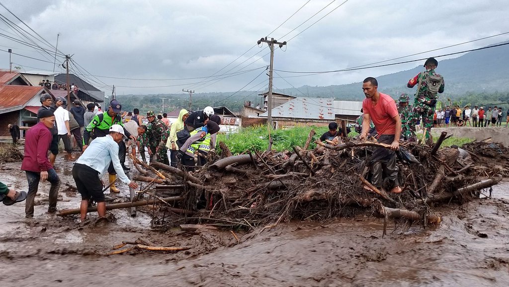 Ruas Jalan Padang Panjang-Bukittinggi Tergenang Banjir Lahar