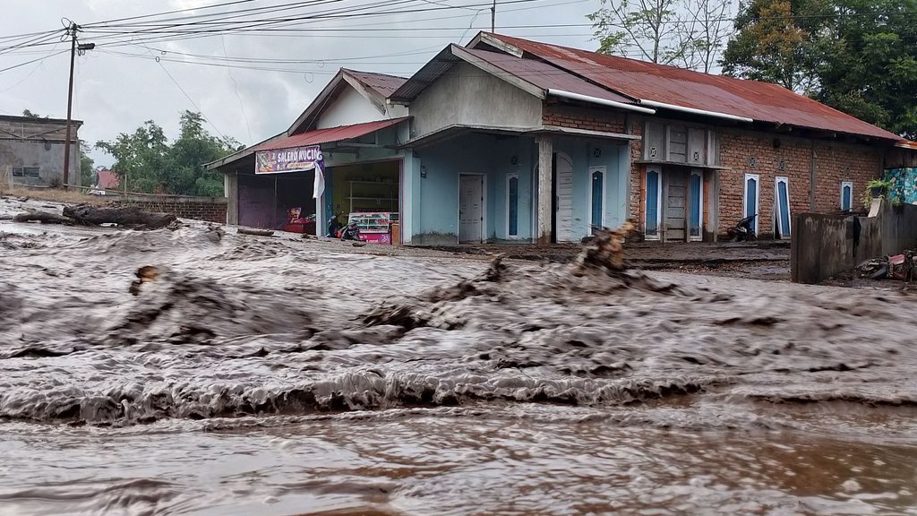 Banjir Lahar Dingin di Sumatra Barat Telan Korban 67 Orang Banjir Lahar Dingin di Sumatra Barat Telan Korban 67 Orang