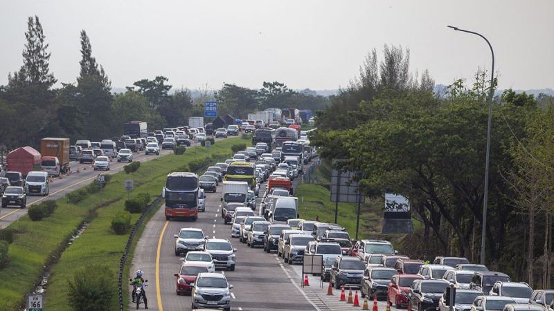 Polri Hentikan One Way dari Tol Kalikangkung sampai KM 72 Cipali Polri Hentikan One Way dari Tol Kalikangkung sampai KM 72 Cipali