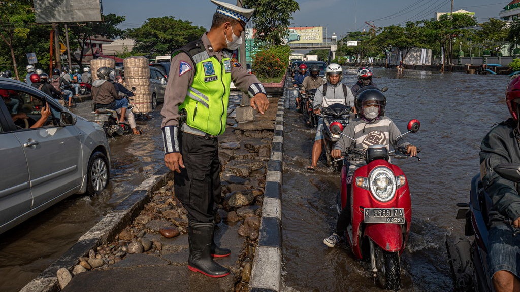 Banjir di Jalan Kaligawe Mulai Surut, Penyedotan Air Masih Jalan