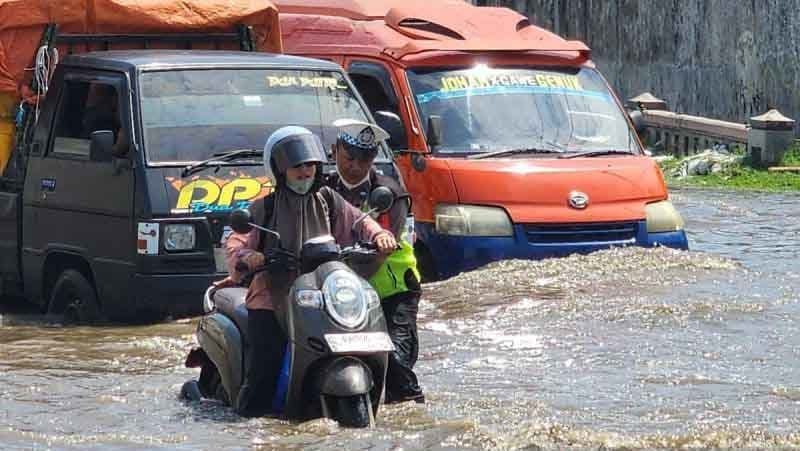 Jalan Kaligawe Semarang Banjir, Pemudik Dialihkan Jalur Lain Jalan Kaligawe Semarang Banjir, Pemudik Dialihkan Jalur Lain