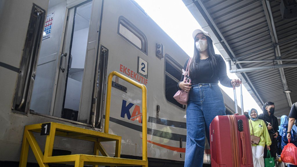 Sopir Jaklingko Demo, 10 KA dari Gambir Berhenti di Jatinegara Sopir Jaklingko Demo, 10 KA dari Gambir Berhenti di Jatinegara
