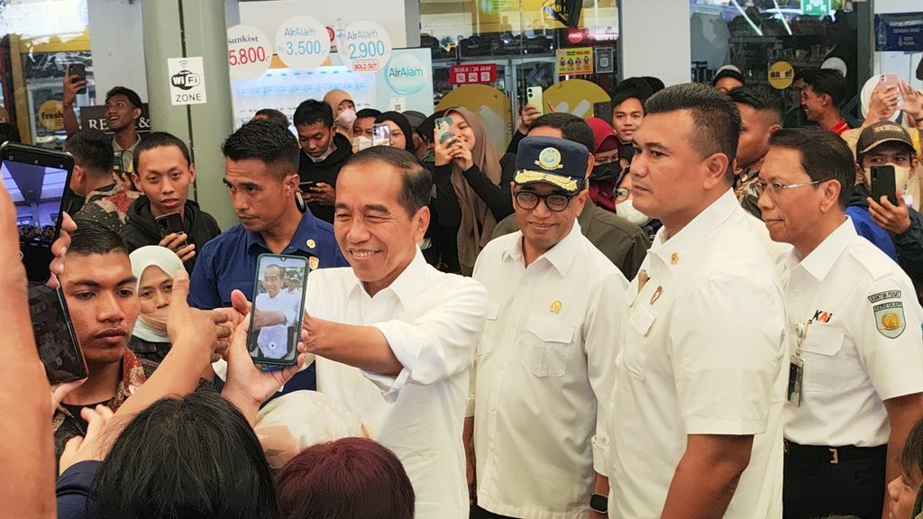 Jokowi Minta Menhub Budi Fokus Tangani Pemudik Motor di Merak Jokowi Minta Menhub Budi Fokus Tangani Pemudik Motor di Merak