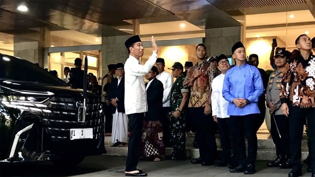 Usai Salat Id di Istiqlal, Jokowi Sempat Swafoto dengan Jemaah Usai Salat Id di Istiqlal, Jokowi Sempat Swafoto dengan Jemaah
