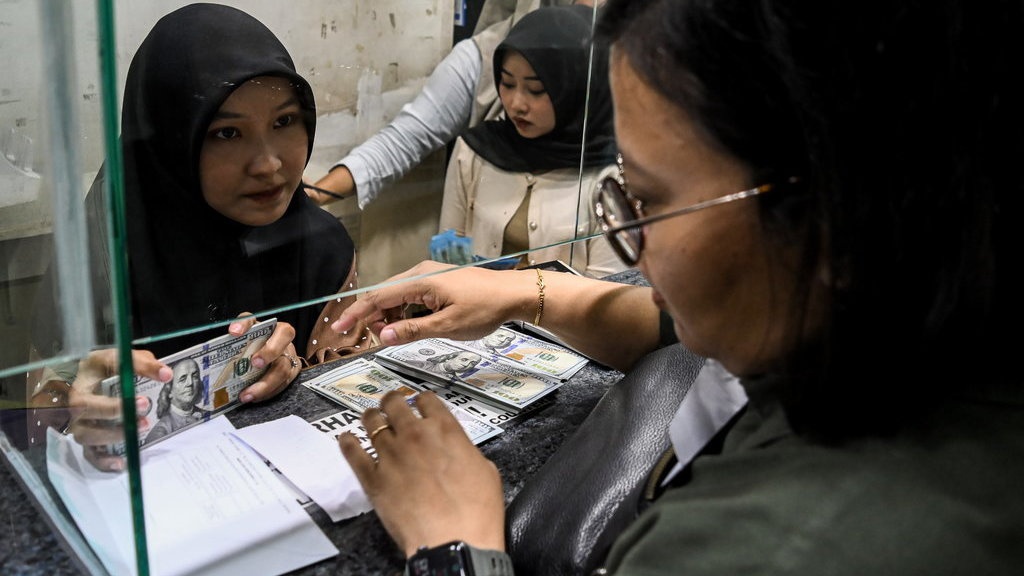 Dibayangi Faktor Eksternal, Rupiah Ditutup Melemah Jadi Rp16.187