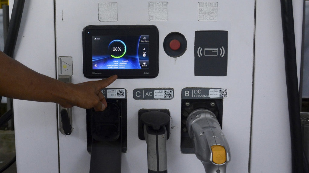 PLN Targetkan 2.000 Tiang Listrik Menjadi SPKLU Selama 2024 PLN Targetkan 2.000 Tiang Listrik Menjadi SPKLU Selama 2024