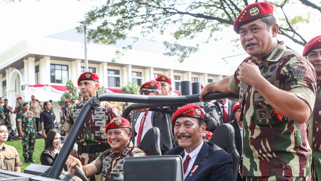Saat Luhut Naik Mobil Taktis & Dikawal Maruli di HUT Kopassus