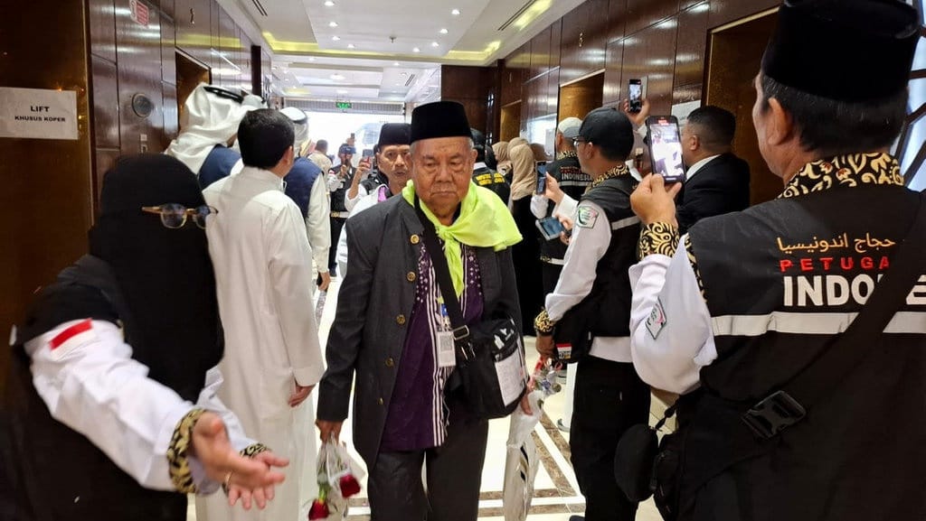 Jemaah Haji Indonesia Kloter Pertama Tiba di Madinah Jemaah Haji Indonesia Kloter Pertama Tiba di Madinah