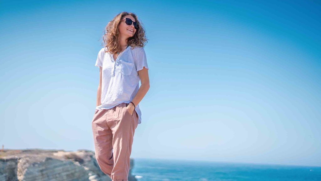 Ide Outfit ke Pantai yang Stylish, Midi Dress hingga Knit Top