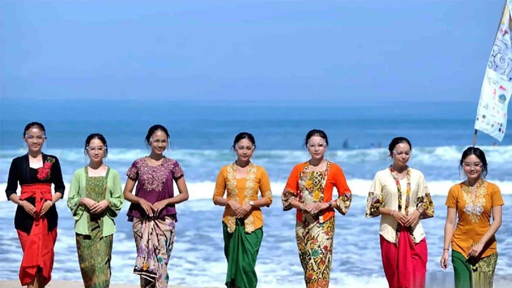 3 Inspirasi Kebaya Wisuda dari Crop Top, Modern, dan Warna Mauve 3 Inspirasi Kebaya Wisuda dari Crop Top, Modern, dan Warna Mauve