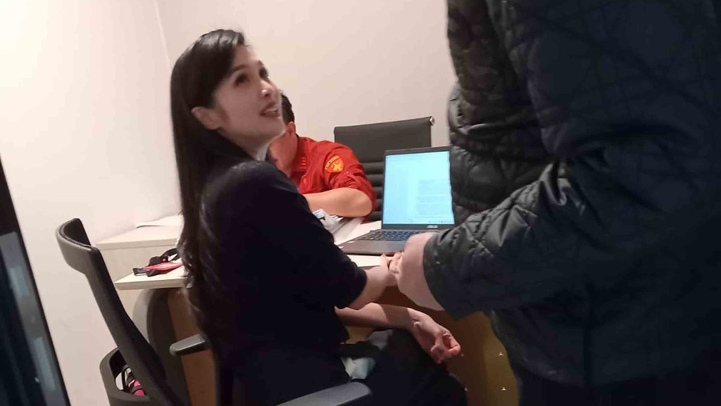Pakai Kemeja Hitam, Sandra Dewi Penuhi Panggilan Kejagung