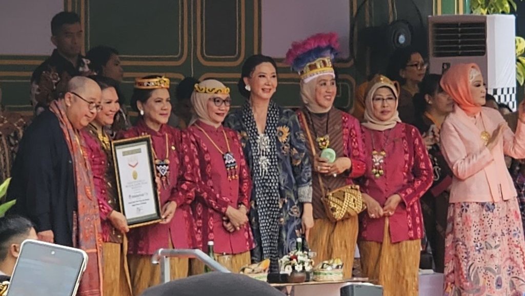 Iriana Ikut Pawai HUT Dekranas di Solo, Pecahkan Rekor MURI Iriana Ikut Pawai HUT Dekranas di Solo, Pecahkan Rekor MURI