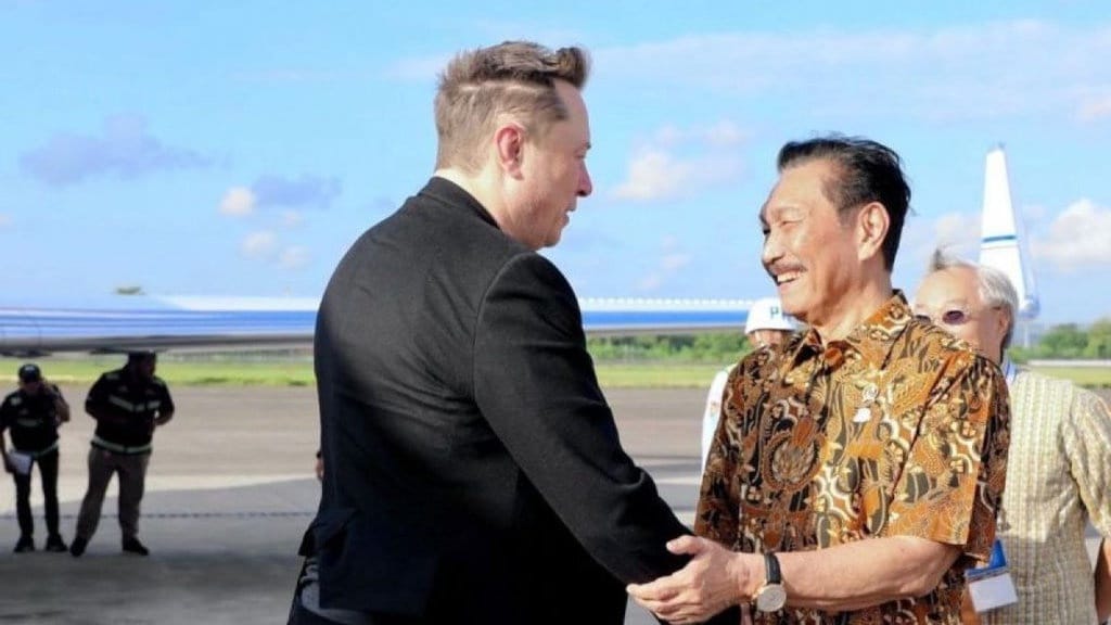 Luhut Sambut Elon Musk di Bali untuk Resmikan Starlink Luhut Sambut Elon Musk di Bali untuk Resmikan Starlink