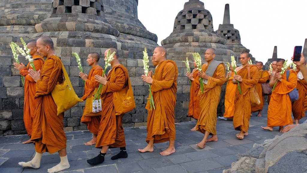 Berjalan Kaki dari Semarang, 43 Biksu Tudhong Tiba di Borobudur Berjalan Kaki dari Semarang, 43 Biksu Tudhong Tiba di Borobudur