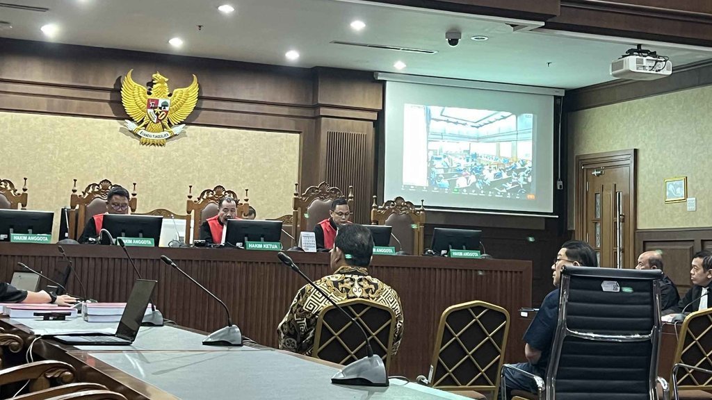 Achsanul Qosasi Dituntut 5 Tahun Penjara dan Denda Rp500 Juta Achsanul Qosasi Dituntut 5 Tahun Penjara dan Denda Rp500 Juta