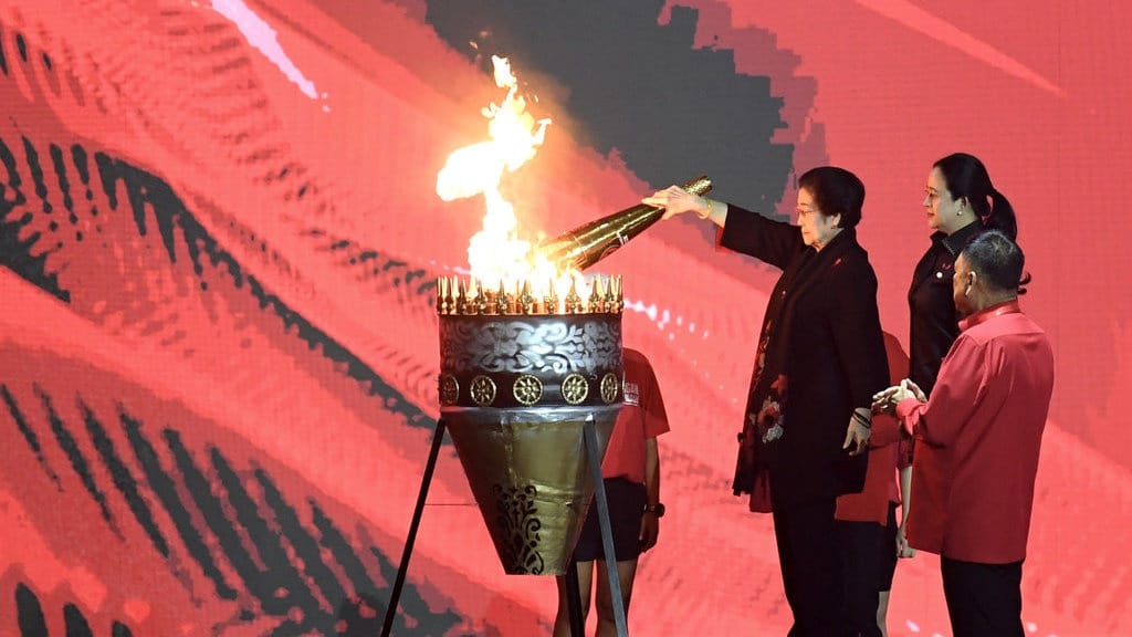 Megawati Sindir Soal Bagi-bagi Jabatan di Kabinet Prabowo-Gibran Megawati Sindir Soal Bagi-bagi Jabatan di Kabinet Prabowo-Gibran