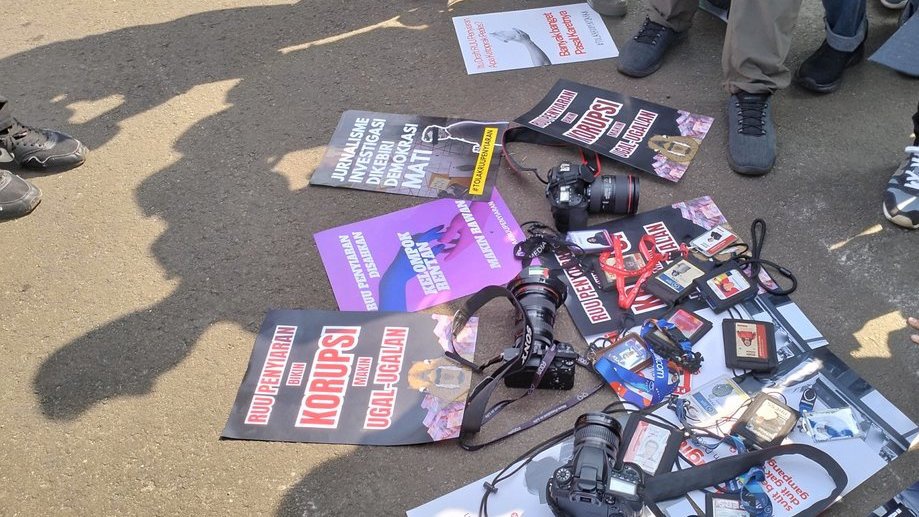 Organisasi Jurnalis Gelar Aksi Tolak Revisi UU Penyiaran di DPR Organisasi Jurnalis Gelar Aksi Tolak Revisi UU Penyiaran di DPR