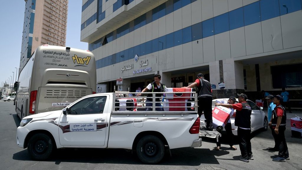 Saat Petugas Haji Menenangkan Mbah Legowo yang Takut Ibu Indah