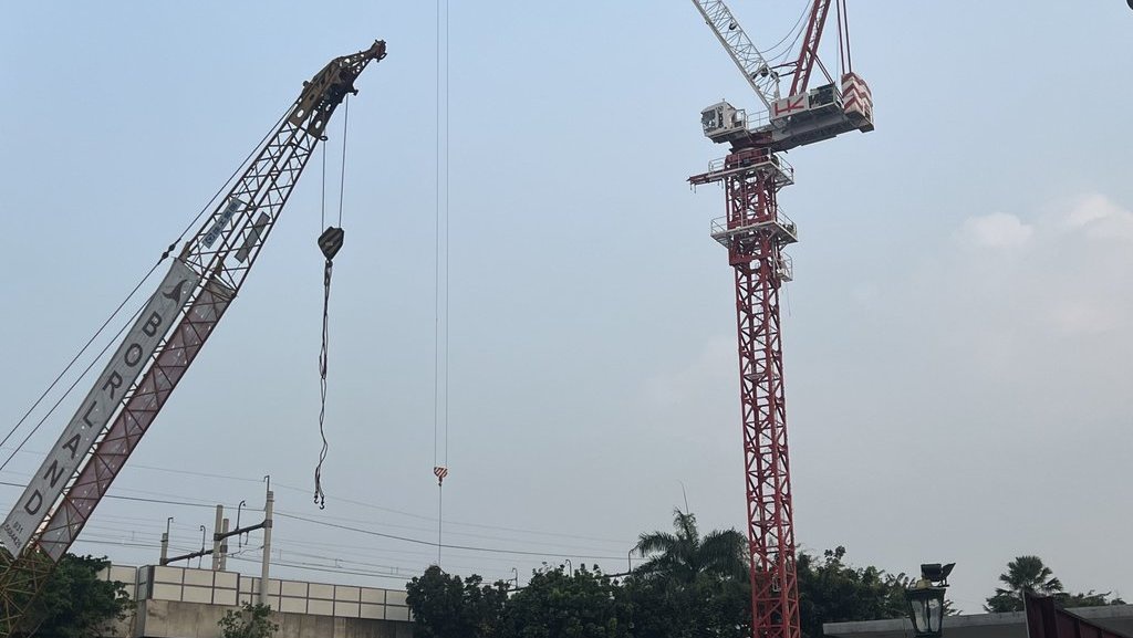 Kronologi Crane Proyek Gedung Bundar Kejagung Jatuh ke Jalur MRT