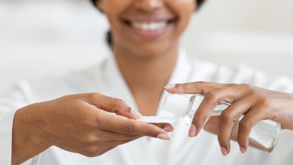 12 Micellar Water Terbaik untuk Semua Jenis Kulit 2024 12 Micellar Water Terbaik untuk Semua Jenis Kulit 2024