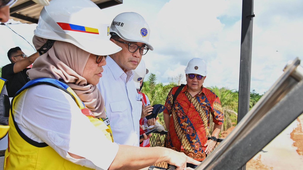 Menhub Uji Coba Pendaratan Pesawat Jet Perdana di Bandara IKN Menhub Uji Coba Pendaratan Pesawat Jet Perdana di Bandara IKN