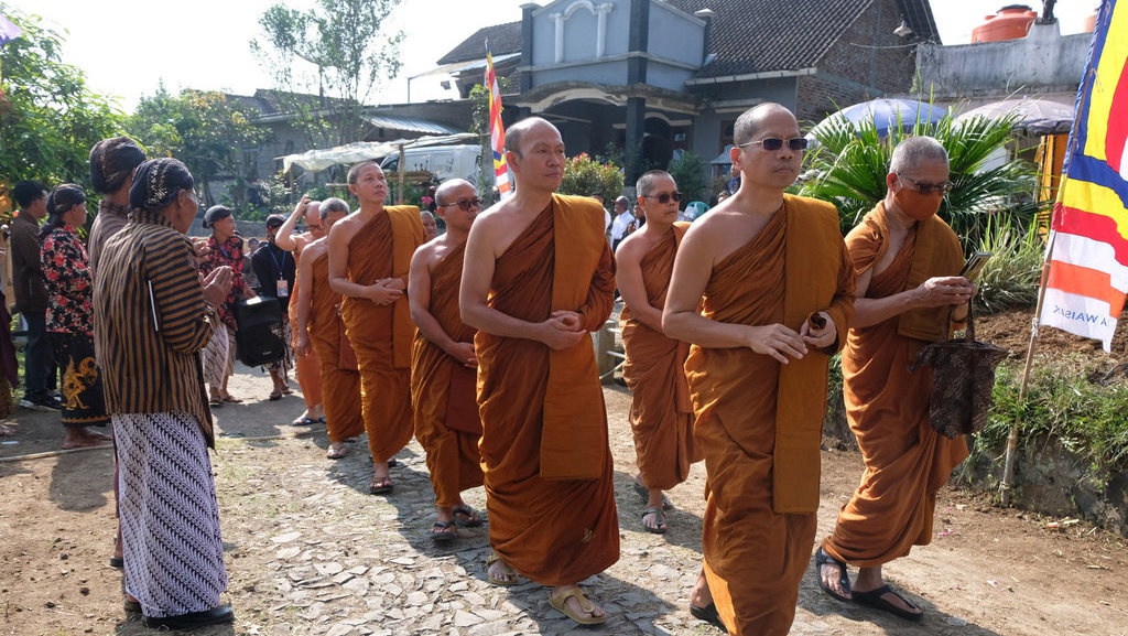 Apa yang Dilakukan Saat Waisak? Simak Penjelasan & Panduannya