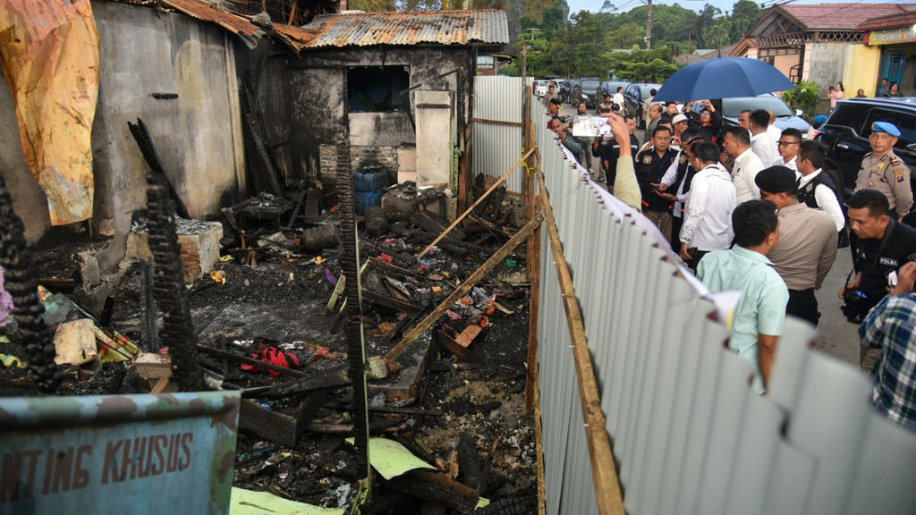 Polisi Rilis Detik-Detik Rumah Wartawan Tribrata TV Dibakar Polisi Rilis Detik-Detik Rumah Wartawan Tribrata TV Dibakar