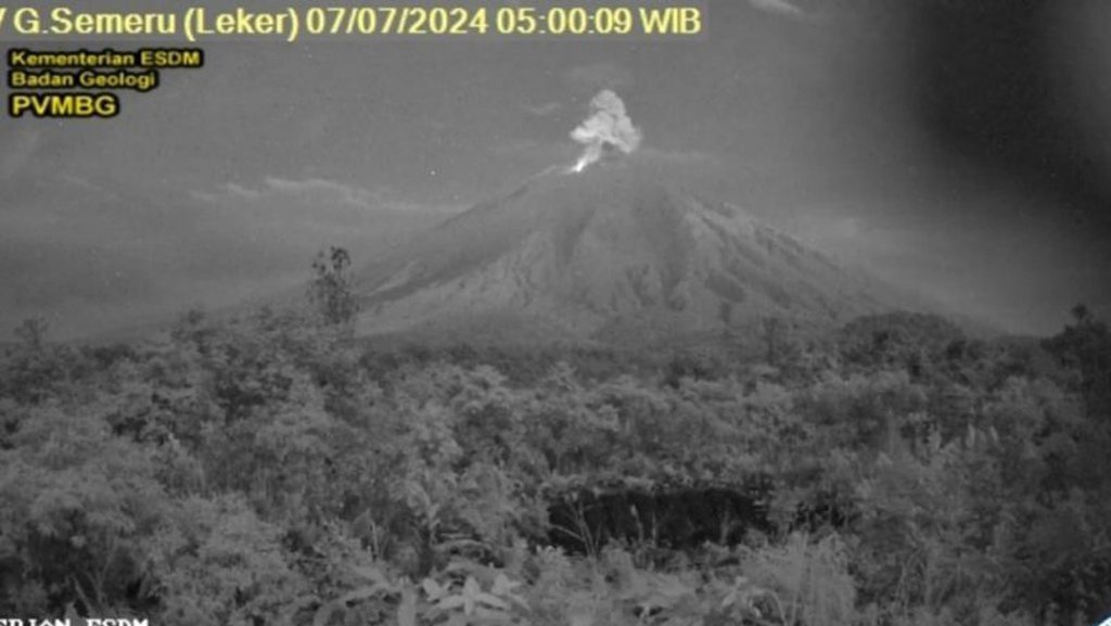 Gunung Semeru Erupsi, Lontaran Letusan Teramati Capai 1 Km