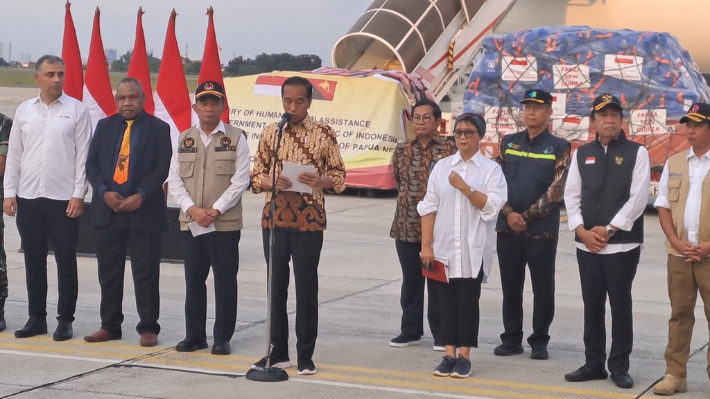 Jokowi Lepas Bantuan Kemanusiaan untuk Papua Nugini & Afganistan Jokowi Lepas Bantuan Kemanusiaan untuk Papua Nugini & Afganistan