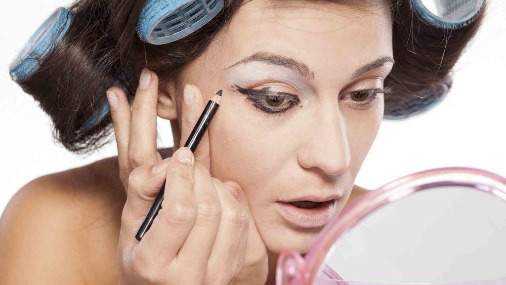 3 Penyebab Makeup Cakey dan 7 Cara Mengatasinya 3 Penyebab Makeup Cakey dan 7 Cara Mengatasinya