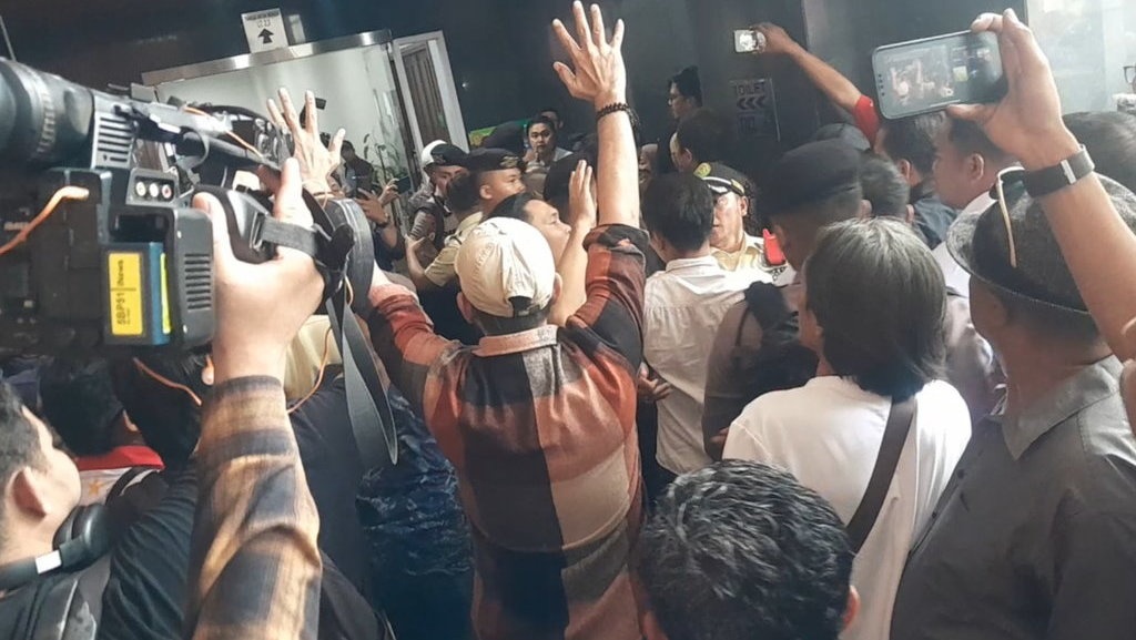 Polisi Tangkap 2 Pelaku Pengeroyokan Wartawan TV saat Sidang SYL Polisi Tangkap 2 Pelaku Pengeroyokan Wartawan TV saat Sidang SYL