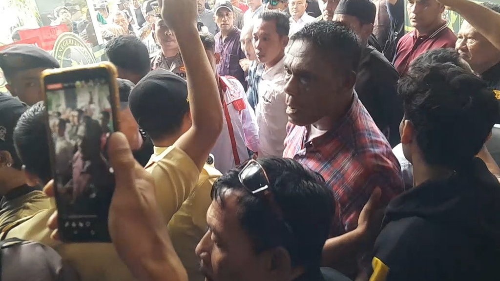 Wartawan & Simpatisan SYL Sempat Ricuh Usai Pembacaan Vonis Wartawan & Simpatisan SYL Sempat Ricuh Usai Pembacaan Vonis