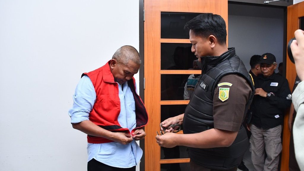 Eks Pj Bupati Bandung Barat Bawa Senpi saat Ditahan di Rutan