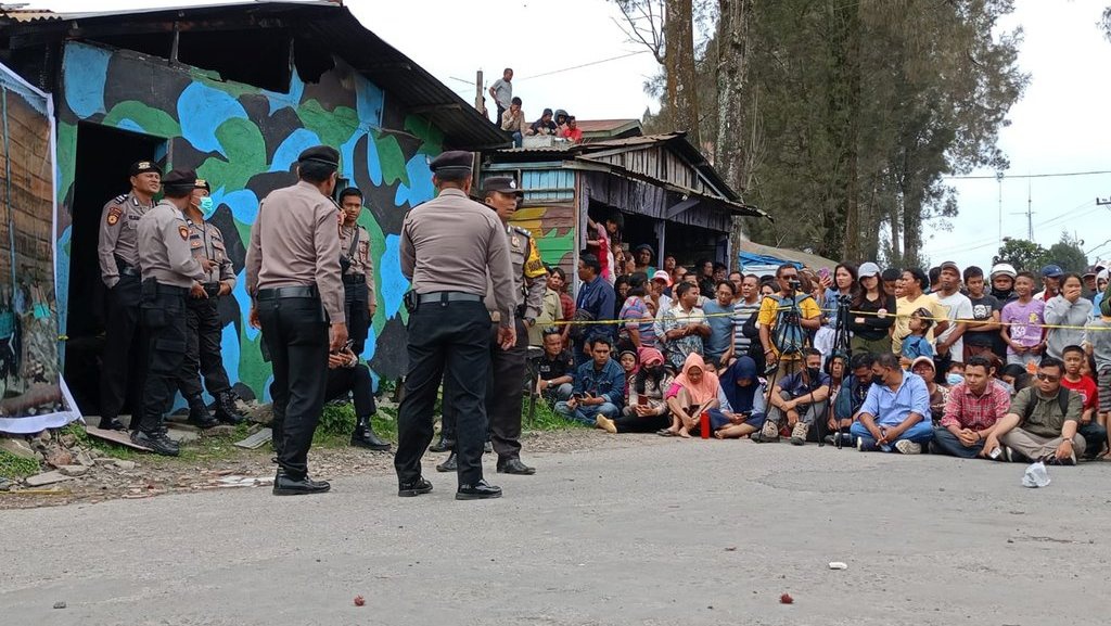 Polisi Gelar Rekonstruksi Pembakaran Rumah Jurnalis Tribrata TV Polisi Gelar Rekonstruksi Pembakaran Rumah Jurnalis Tribrata TV