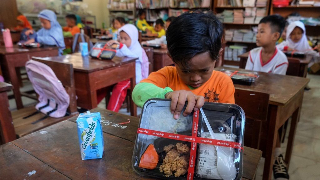 Makan Bergizi Gratis Masuk Pos Belanja Kesehatan di RAPBN 2025 Makan Bergizi Gratis Masuk Pos Belanja Kesehatan di RAPBN 2025