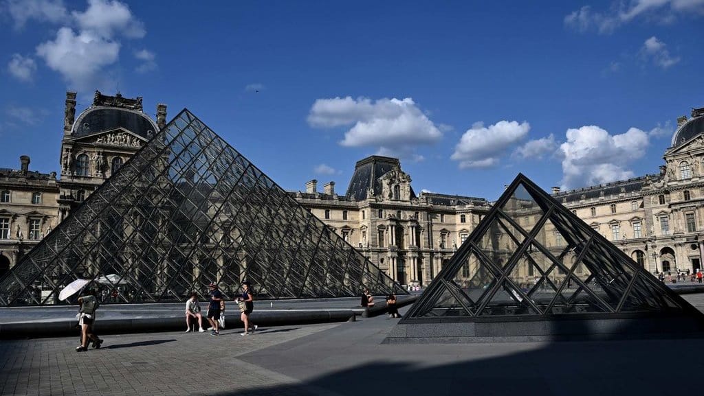 Profil Museum Louvre & Kasus Pencurian yang Pernah Terjadi Profil Museum Louvre & Kasus Pencurian yang Pernah Terjadi