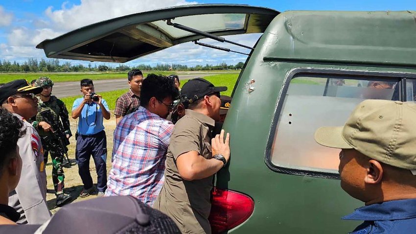 Satgas Ops Damai Cartenz Evakuasi 13 Masyarakat Distrik Alama