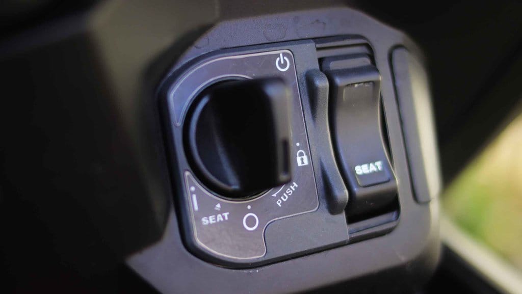 5 Cara Membuka Jok Motor Tanpa Kunci yang Bisa Dilakukan 5 Cara Membuka Jok Motor Tanpa Kunci yang Bisa Dilakukan