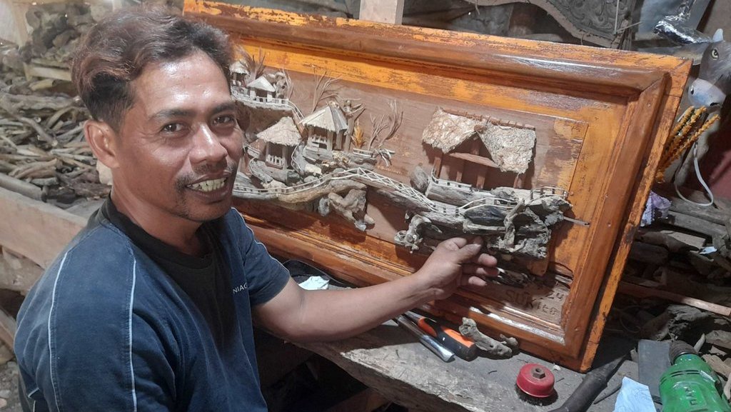 Sukito Mengubah Sampah Sungai Jadi Lukisan Memukau Sukito Mengubah Sampah Sungai Jadi Lukisan Memukau