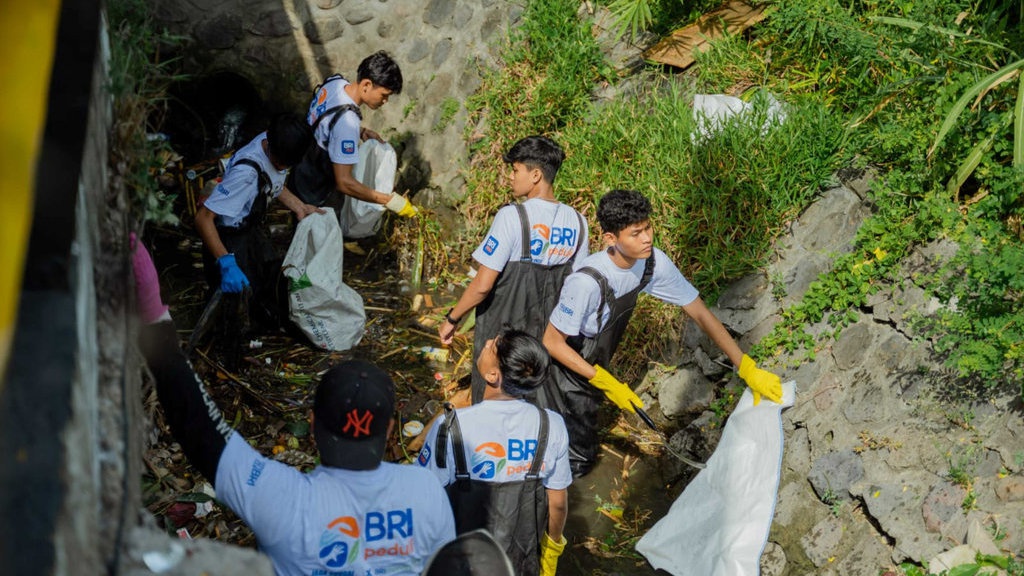 BRI Peduli Edukasi Masyarakat Untuk Jaga Kebersihan Sungai BRI Peduli Edukasi Masyarakat Untuk Jaga Kebersihan Sungai
