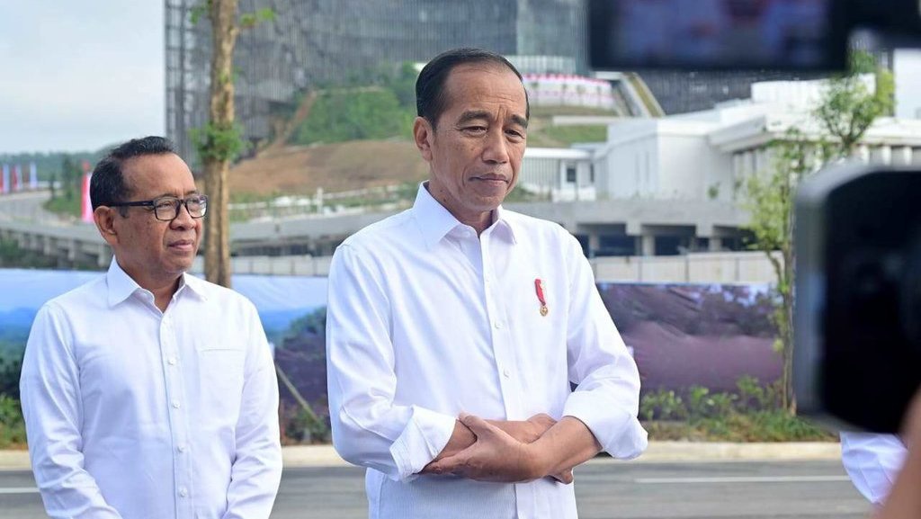 Jokowi Klaim Prioritaskan Investor Lokal untuk Investasi di IKN Jokowi Klaim Prioritaskan Investor Lokal untuk Investasi di IKN
