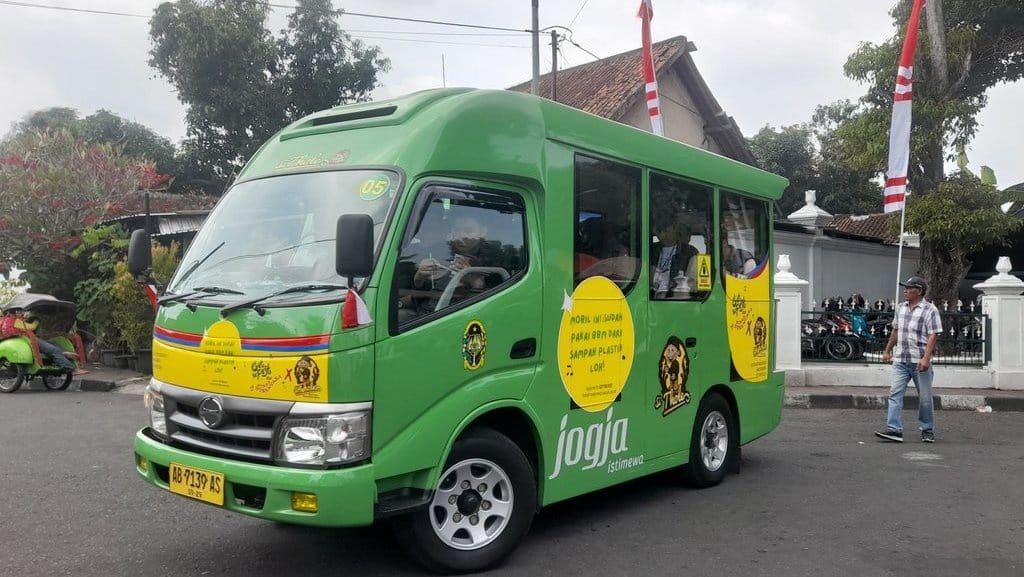 Mengenal Si Thole, Bus Wisata Jogja Peminum BBM Sampah Plastik