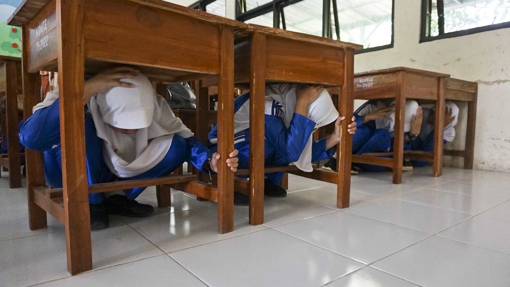 Pengertian Tim Siaga Bencana Sekolah & Tugas-Tugas Bidangnya Pengertian Tim Siaga Bencana Sekolah & Tugas-Tugas Bidangnya