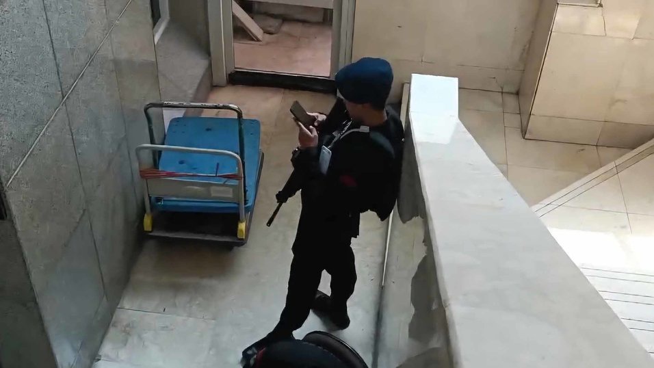 Brimob Jaga Ruang Rapat Baleg DPR saat Bahas Revisi UU Pilkada Brimob Jaga Ruang Rapat Baleg DPR saat Bahas Revisi UU Pilkada