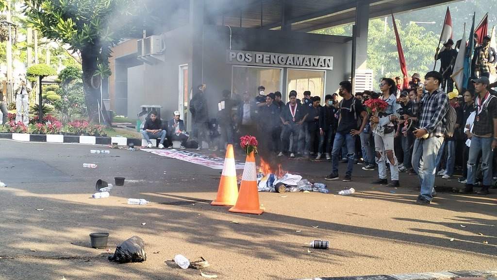 Massa yang Tolak Revisi UU Pilkada Masih Bertahan di Sekitar DPR