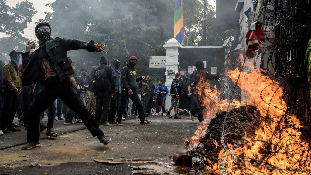 Ironi DPR, Digaji Pakai Pajak Bikin Undang-undang Tak Pro Rakyat Ironi DPR, Digaji Pakai Pajak Bikin Undang-undang Tak Pro Rakyat